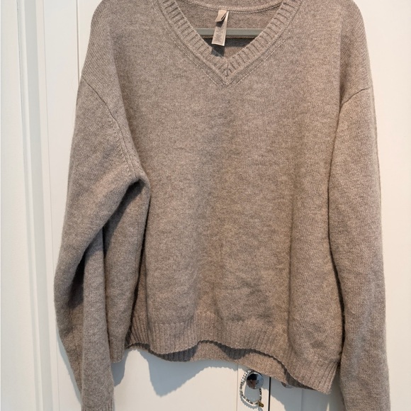 SKIMS WOOL CASHMERE
OVERSIZED V NECK
SWEATER | LINEN / S/M - Picture 5 of 7